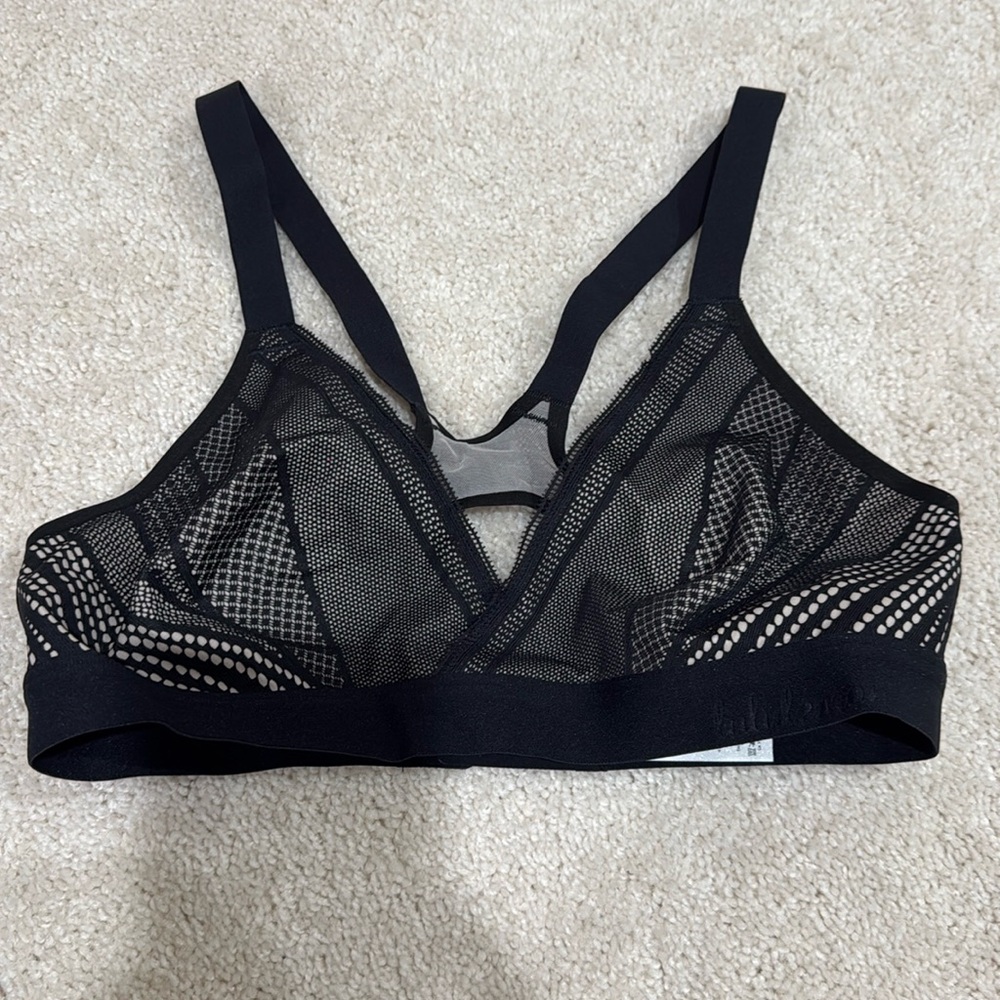 Lululemon sports bra 
Black and neutral lace detail
Clasp closure